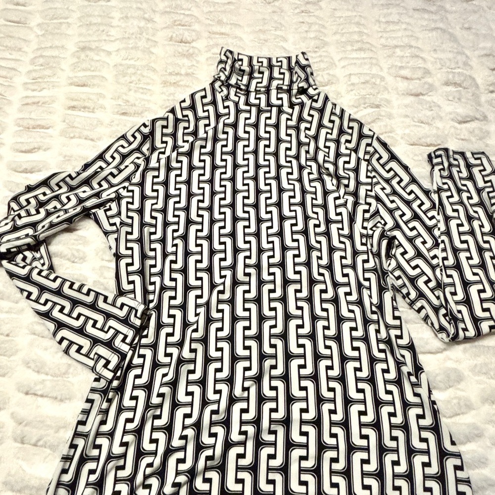 New York & Company Black & White Geometric Print Turtleneck. - Picture 3 of 6